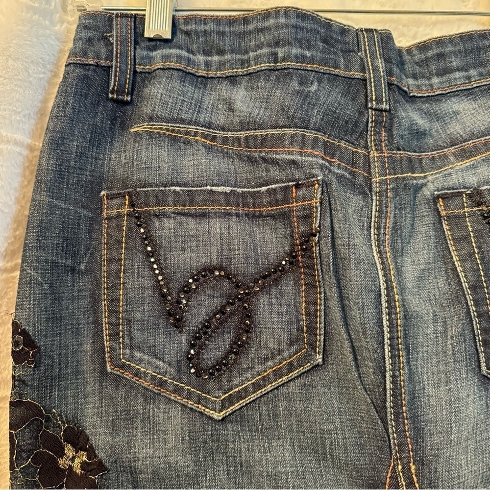 ❣️SOLD ❣️BEBE Lace Appliqué Long Gusset True Indigo Denim Skirt. Size 26. 40”L - Picture 9 of 17
